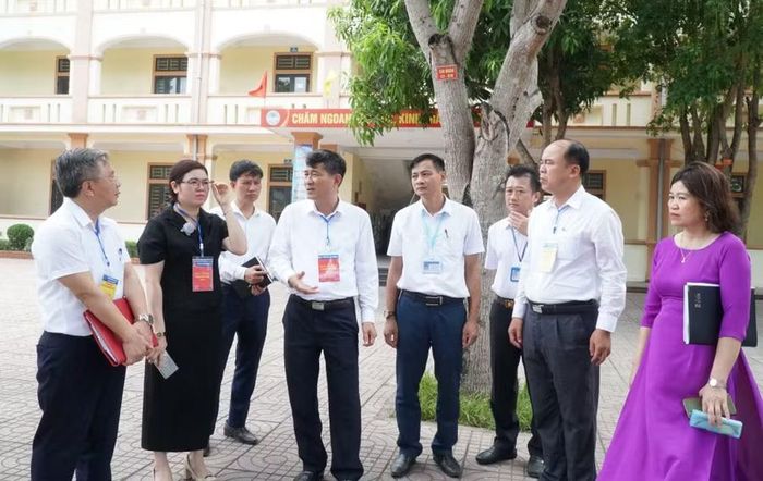 Đoàn công tác Ban chỉ đạo thi tỉnh Nghệ An kiểm tra cơ sở vật chất tại điểm thi. Ảnh: Hồ Lài