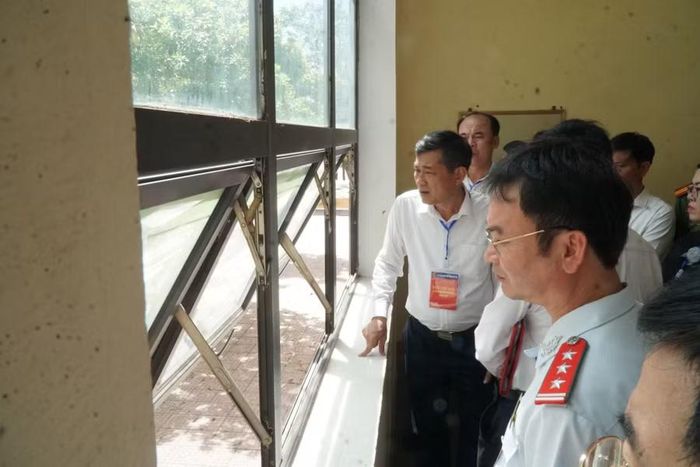 Đoàn công tác lưu ý các điểm thi gần khu dân cư cần tăng cường công tác đảm bảo an ninh, an toàn. Ảnh: Hồ Lài