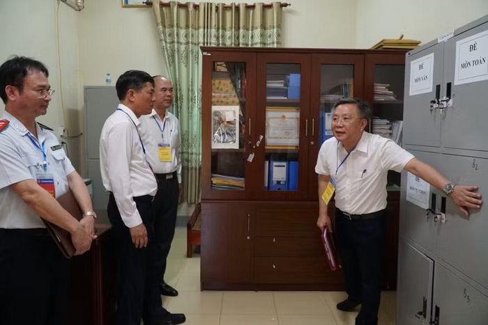 Đoàn công tác kiểm tra tủ đựng đề thi, bài thi tại Trường THPT Nguyễn Sỹ Sách (Xuân Lâm, Nghệ An).
