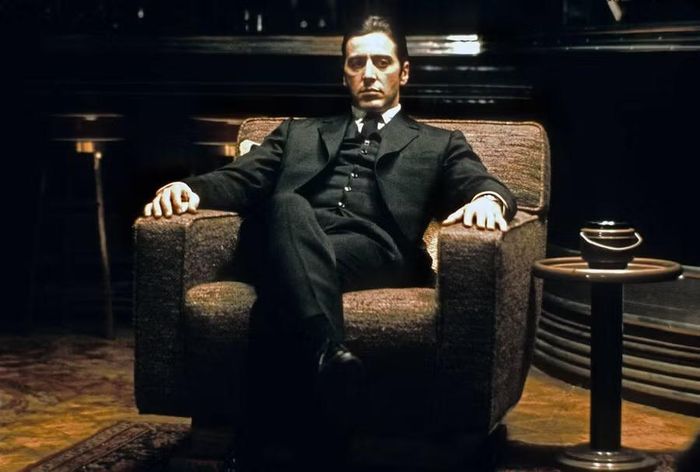 Michael Corleone ngồi trên ghế ông trùm.