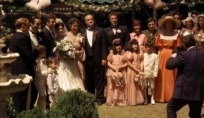 Gia đình Corleone trong đám cưới Connie.
