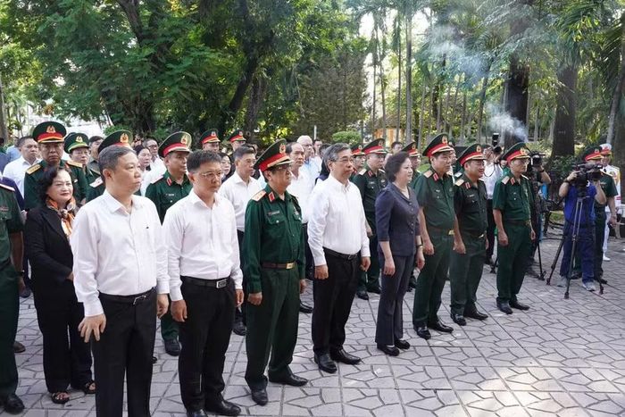 Phó Thủ tướng Phạm Thị Thanh Trà và các đại biểu dâng hoa, dâng hương tưởng niệm các Anh hùng liệt sĩ tại công viên Lê Thị Riêng.