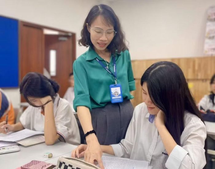 Cô Đình Thị Thủy hướng dẫn học sinh trong giờ Ngữ văn.