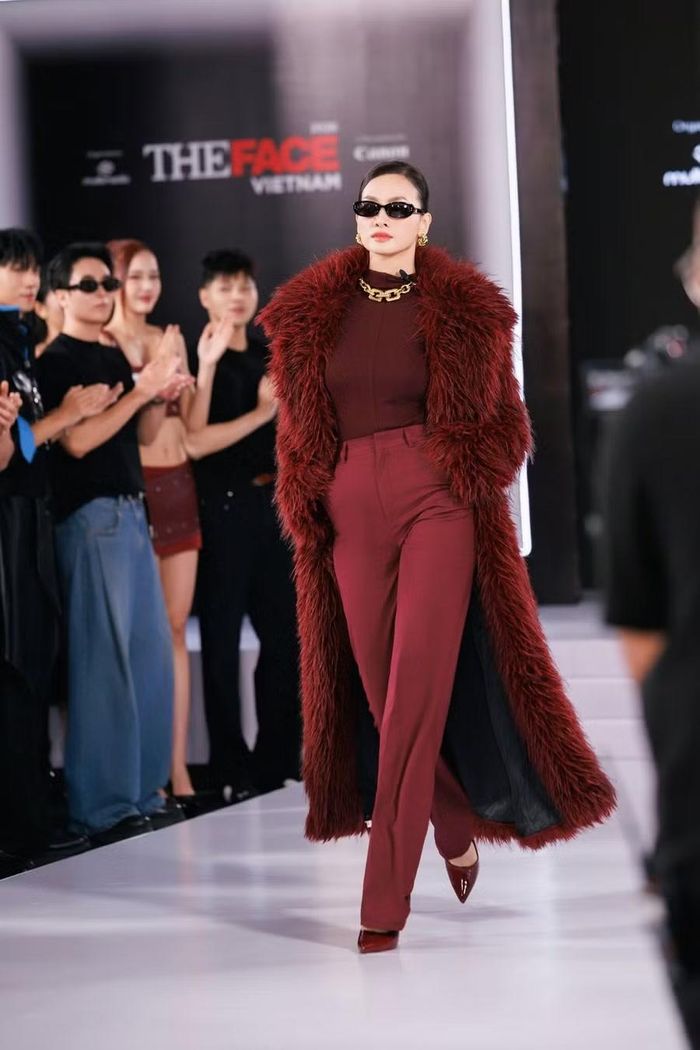 Mentor - siêu mẫu - diễn viên Anh Thư xuất hiện tại vòng casting.