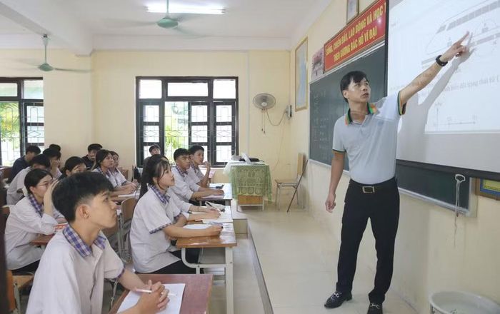 Giáo viên các trường tập trung hệ thống cho học sinh những kiến thức cơ bản để các em tự tin bước vào kỳ thi.