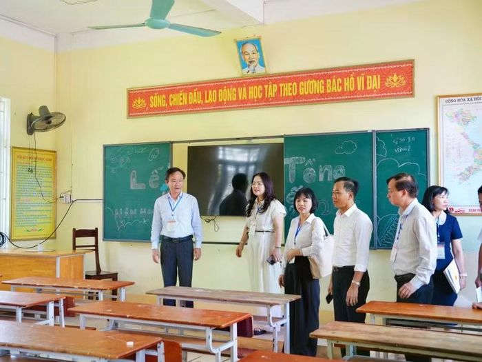 Phó Chủ tịch UBND tỉnh Hoàng Xuân Tân và Giám đốc Sở GD&amp;ĐT Lê Thị Hương cùng đoàn công tác kiểm tra việc chuẩn bị thi ở các trường.