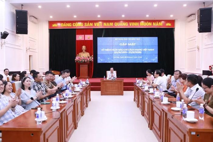 Lãnh đạo Bộ GD&amp;ĐT ghi nhận những ý kiến trao đổi từ đại diện các cơ quan báo chí.