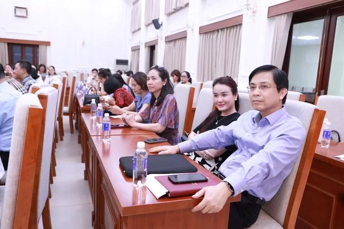 Phó Chánh Văn phòng Bộ GD&amp;ĐT Đinh Ngọc Dinh và đại diện phóng viên các báo, đài dự hội nghị.