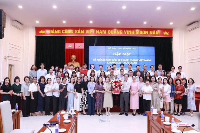 Bộ trưởng Hoàng Minh Sơn thay mặt lãnh đạo Bộ GD&amp;ĐT tặng lẵng hoa chúc mừng tới các nhà báo, phóng viên nhân dịp chào mừng 101 năm Ngày Báo chí Cách mạng Việt Nam năm 2026.