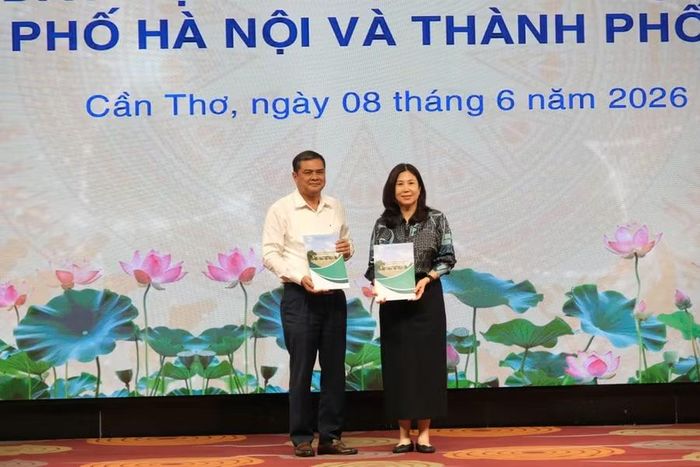 Trao Bản thỏa thuận hợp tác giữa Sở Du lịch Hà Nội và Sở Văn hóa, Thể thao và Du lịch Cần Thơ.