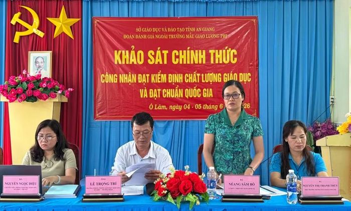Bà Neáng Sâm Bô, Phó Chủ tịch UBND xã Ô Lâm phát biểu tại buổi làm việc.