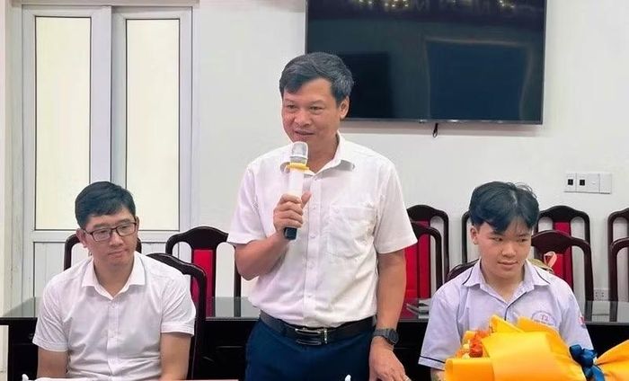Ông Nguyễn Thanh Sơn - Hiệu trưởng Trường THPT Chuyên Lam Sơn phát biểu tại buổi gặp mặt, khen thưởng học sinh Nguyễn Bảo Khánh.