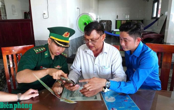 Sử dụng điện thoại thông minh, hòm thư điện tử và các ứng dụng công nghệ giúp người dân tiếp cận thông tin chính thống, kịp thời phát hiện, loại trừ thông tin xấu, độc, góp phần phòng, chống tội phạm trên không gian mạng. Ảnh: Đơn vị cung cấp