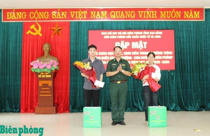 Nhờ sự giúp đỡ của Thiếu tướng Phùng Quốc Tuấn, nguyên Phó Chính ủy Bộ đội Biên phòng và cán bộ, chiến sĩ Bộ đội Biên phòng tỉnh Cao Bằng, em Lý Hồng Hải (xã Phục Hòa, tỉnh Cao Bằng) đã tốt nghiệp Đại học Ngoại thương với tấm bằng xuất sắc và hiện đang du học Trung Quốc; em Đàm Thúy Mai (xã Phục Hòa, tỉnh Cao Bằng) đã thực hiện được ước mơ học đại học. Ảnh: Bích Nguyên