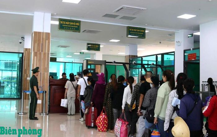 Hưởng ứng phong trào thi đua Quyết thắng, mỗi cán bộ, chiến sĩ Bộ đội Biên phòng đều nêu cao ý thức trách nhiệm, vượt qua mọi khó khăn, hoàn thành tốt nhiệm vụ được giao. Trong ảnh: Cán bộ Bộ đội Biên phòng tỉnh Lào Cai làm thủ tục nhập cảnh cho hành khách tại cửa khẩu quốc tế Lào Cai. Ảnh: Bích Nguyên