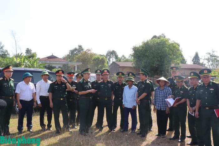 Đoàn khảo sát tại Nhà văn hóa thôn Thủy Phong, địa điểm dự kiến tổ chức sơ kết kết nghĩa cụm dân cư hai bên biên giới. Ảnh: Viết Lam
