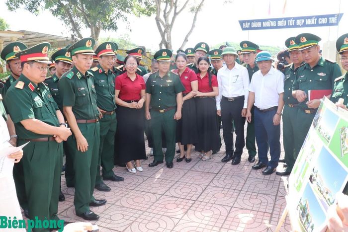 Đoàn khảo sát khu vực dự kiến khởi công Trường Mầm non Thanh Hà do Bộ Quốc phòng hỗ trợ xây dựng tặng địa phương. Ảnh: Viết Lam