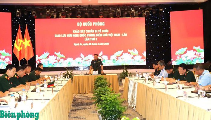 Trung tướng Vũ Thành Văn chủ trì buổi họp đoàn công tác. Ảnh: Viết Lam