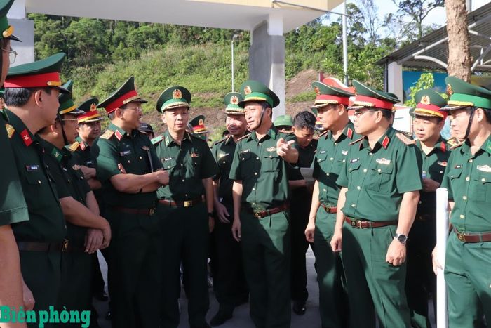 Đoàn công tác kiểm tra, khảo sát tại khuôn viên, doanh trại Đồn Biên phòng cửa khẩu Thanh Thủy. Ảnh: Viết Lam