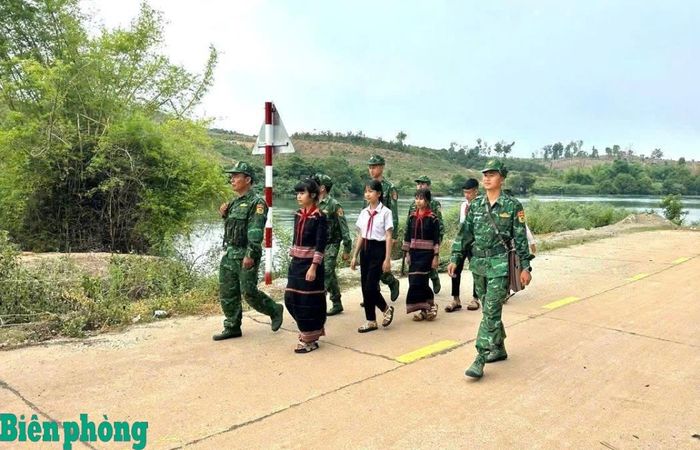 Các em học sinh trên địa bàn tham gia tuần tra cùng cán bộ, chiến sĩ Đồn Biên phòng Ia O trong khuôn khổ Chương trình “Tiết học biên cương”. Ảnh: Thanh Bình