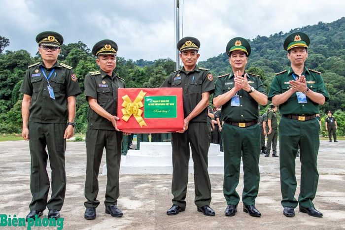 Đại tá Nguyễn Quốc Hiếu, Phó Chủ nhiệm Chính trị Bộ đội Biên phòng Việt Nam tặng quà của Bộ Tư lệnh Bộ đội Biên phòng Việt Nam cho Đại đội Biên phòng 253. Ảnh: Lê Văn Chương