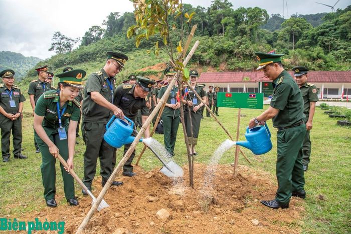Đoàn sĩ quan trẻ hai bên tổ chức trồng cây xanh tại Đại đội Biên phòng 253. Ảnh: Lê Văn Chương