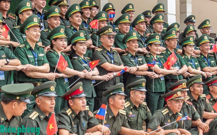 Những cái xiết tay thể hiện tình đoàn kết gắn bó Việt Nam - Lào, Lào - Việt Nam. Ảnh: Lê Văn Chương