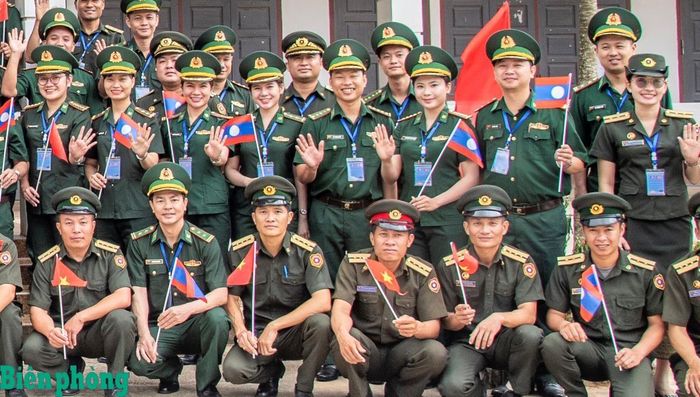 Những nụ cười ấm áp, không khí tràn ngập tình đoàn kết gắn bó giữa những người lính trẻ hai nước Việt Nam - Lào. Ảnh: Lê Văn Chương