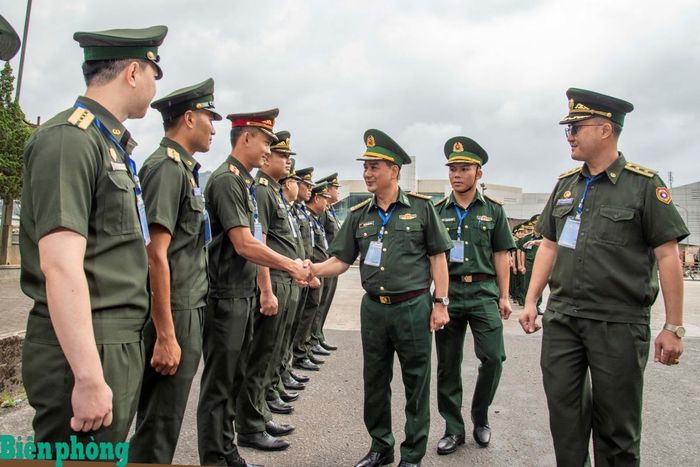 Thượng tá Khăm-phu-vích Đa-la-phệt, Phó Chủ nhiệm Chính trị Bộ đội Biên phòng Lào giới thiệu thành phần đoàn phía Lào với đoàn công tác của Bộ đội Biên phòng Việt Nam. Ảnh: Lê Văn Chương
