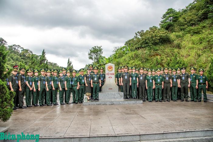 Đoàn công tác của Lào và Việt Nam cùng chụp ảnh lưu niệm tại Mốc quốc giới số 476. Ảnh: Lê Văn Chương