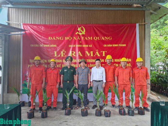 Cán bộ Đồn Biên phòng Tam Quang, Bộ đội Biên phòng tỉnh Nghệ An, phối hợp với cấp ủy, chính quyền địa phương và các nhà hảo tâm trao tặng cây giống hổ trợ nhân dân phát triển kinh tế, là một trong chuỗi các hoạt động hưởng ứng "Ngày thứ Bảy vì dân". Ảnh: Hải Thượng