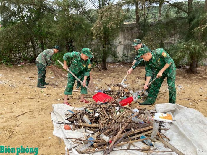 Các cán bộ, chiến sĩ Đồn Biên phòng Đảo Trần, Bộ đội Biên phòng tỉnh Quảng Ninh tham gia thu gom, phân loại và vận chuyển rác thải dọc khu vực bãi biển tại cảng Vụng Nam, xã Đảo Trần, tỉnh Quảng Ninh. Ảnh: Hoàng Cương