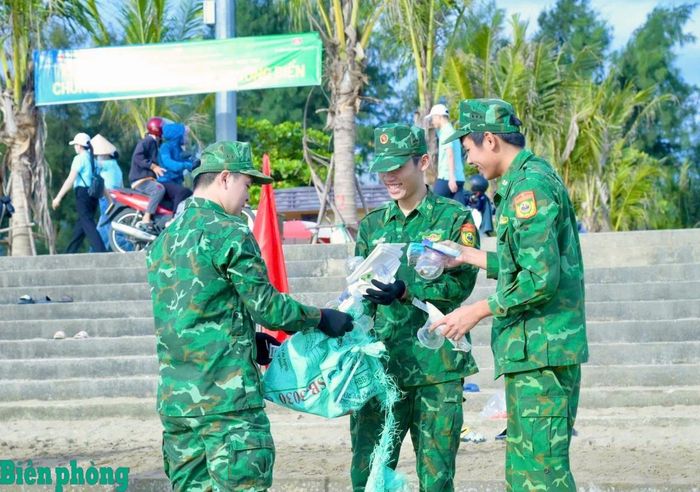 Cán bộ, chiến sĩ Bộ đội Biên phòng tỉnh Nghệ An thu gom, phân loại rác thải nhựa trên bãi biển. Ảnh: Lê Thạch