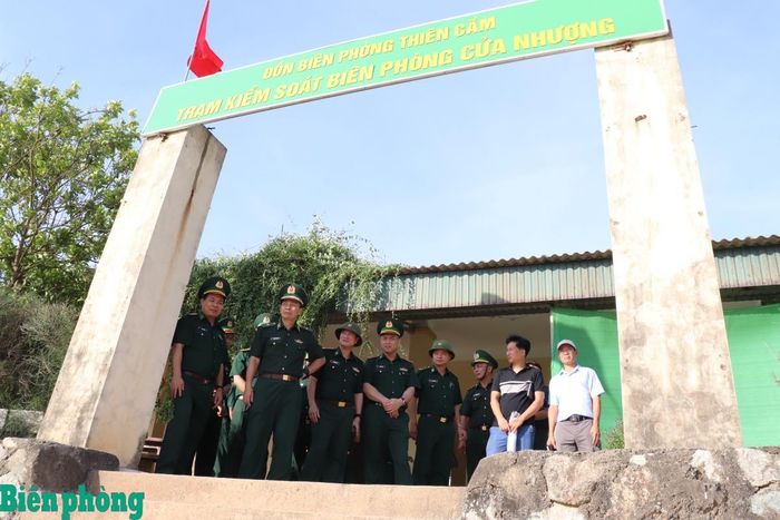 Đoàn công tác kiểm tra, khảo sát tại Trạm Kiểm soát Biên phòng Cửa Nhượng. Ảnh: Viết Lam