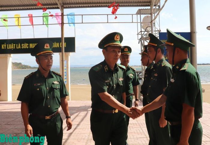 Thiếu tướng Hoàng Hữu Chiến kiểm tra tại Trạm Kiểm soát Biên phòng Cửa Sót. Ảnh: Viết Lam