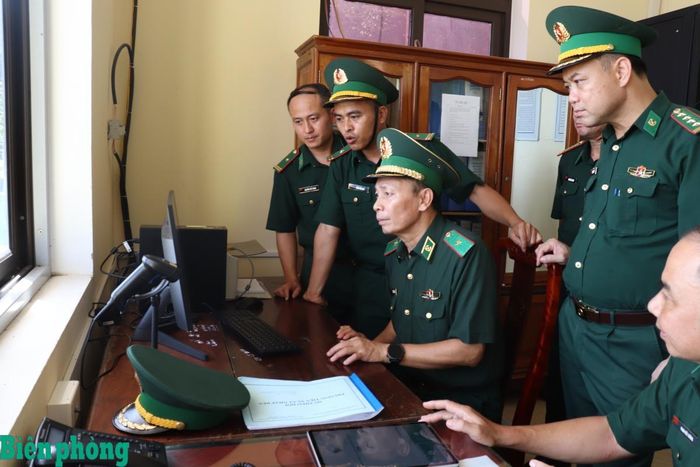 Thiếu tướng Hoàng Hữu Chiến kiểm tra công tác quản lý tàu, thuyền tại Trạm Kiểm soát Biên phòng Cửa Sót. Ảnh: Viết Lam