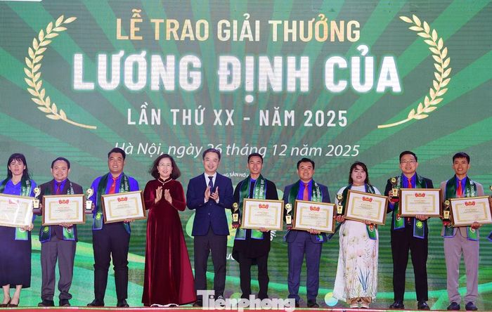 Chị Mai Thị Thu Sương (thứ 3 từ phải sang) nhận Giải thưởng Lương Định Của năm 2025.