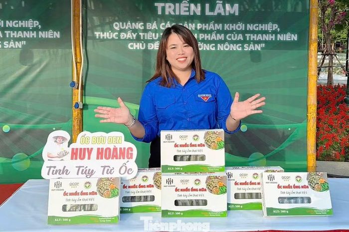 Chị Sương giới thiệu các sản phẩm chế biến từ ốc tại triển lãm quảng bá sản phẩm khởi nghiệp thanh niên trong khuôn khổ lễ trao Giải thưởng Lương Định Của năm 2025.