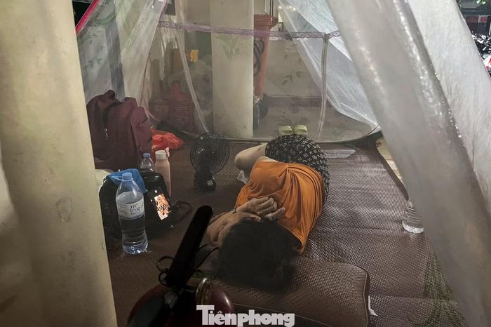 Lều cá nhân, quạt mini và các vật dụng sinh hoạt được nhiều gia đình mang theo khi đến bệnh viện. Không ít người thức xuyên đêm với tâm lý luôn sẵn sàng khi bác sĩ cần gọi tới.