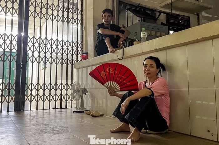 Quạt giấy, quạt cầm tay trở thành vật bất ly thân của nhiều người trong những ngày Hà Nội trải qua đợt nắng nóng gay gắt kéo dài.