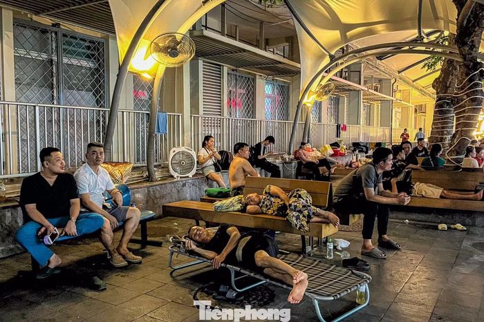 Ghi nhận lúc rạng sáng 8/6 tại Bệnh viện Bạch Mai, nhiệt độ ngoài trời vẫn dao động 32-33 độ C. Dù đã quá nửa đêm, rất đông người vẫn túc trực ở sân, hành lang, ghế đá và nhiều khu vực công cộng của bệnh viện.