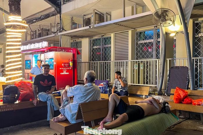 Cái nóng hầm hập về đêm khiến việc chợp mắt trở nên khó khăn. Nhiều người phải nằm tạm trên ghế đá hoặc nền hành lang để tranh thủ nghỉ ngơi sau nhiều giờ chăm sóc người thân.