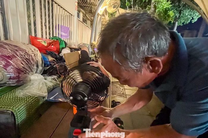 "Ban ngày nhiệt độ ngoài trời rất cao, đi lại, ăn uống hay tranh thủ nghỉ ngơi đều khó khăn. Đến tối trời vẫn hầm hập, nhiều lúc nằm mãi không ngủ được, ông Chiến chia sẻ.