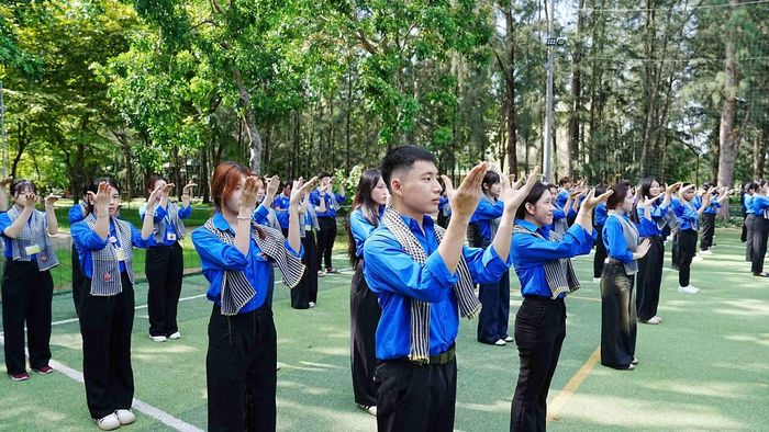 Trên nền nhạc truyền thống, hơn 1.000 cán bộ, giảng viên và sinh viên đã cùng nhau uyển chuyển, ngẫu hứng theo những động tác múa Saravan đặc trưng.