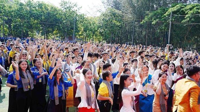 Đứng trong đội hình đồng diễn, sinh viên Lý Thị Hồng Dung (lớp Đại học Quản trị văn phòng A, khóa 2025) chia sẻ: ‘Là một người con của đồng bào Khmer, em vô cùng hãnh diện khi được cùng thầy cô, bạn bè lan tỏa nét đẹp văn hóa của dân tộc mình. Quá trình tập luyện cùng 1.000 người tuy có mệt nhưng giúp tụi em gắn kết với nhau hơn. Nhìn thấy sự đồng điệu của tất cả mọi người, em cảm nhận rõ sức mạnh của sự đoàn kết và đây chắc chắn là dấu ấn thanh xuân rực rỡ nhất của em’.