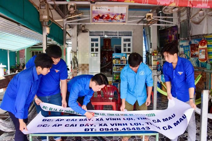 Đoàn viên, thanh niên xã Vĩnh Lợi (Cà Mau) hỗ trợ hộ kinh doanh thay đổi biển hiệu theo địa giới hành chính mới