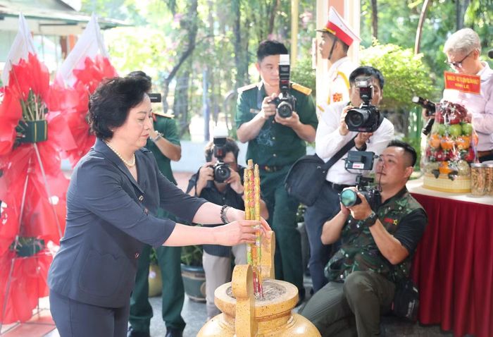 Phó Thủ tướng Phạm Thị Thanh Trà dâng hương tưởng niệm các Anh hùng liệt sĩ.