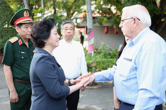Trước đó, Phó Thủ tướng Chính phủ Phạm Thị Thanh Trà gặp gỡ, bày tỏ niềm xúc động và tri ân sự đồng hành, hỗ trợ tích cực của ông Robert A. Connor - cựu binh Mỹ trong quá trình tìm kiếm, xác định danh tính hài cốt liệt sĩ. Ảnh: Ngô Tùng