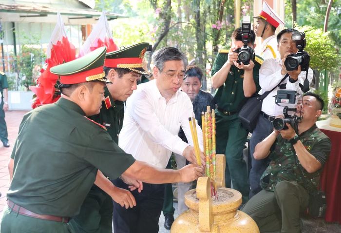 Lãnh đạo Bộ Quốc phòng, TPHCM, Quân khu 7 dâng hương tưởng niệm các Anh hùng liệt sĩ.