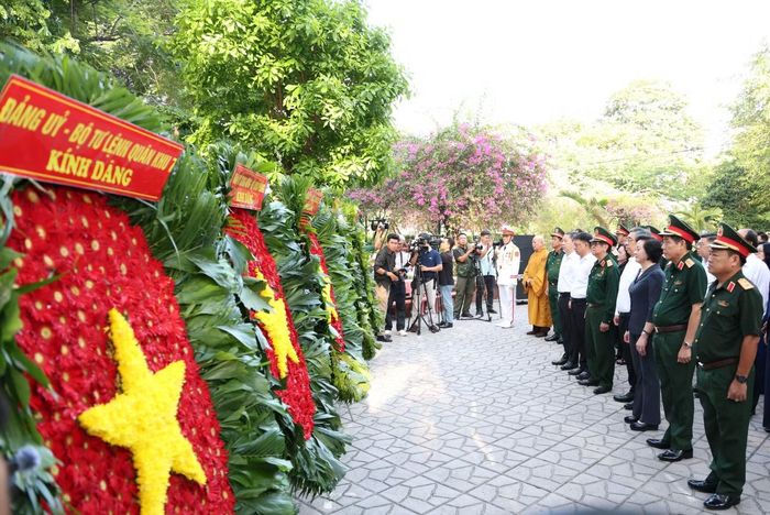 Đoàn đại biểu thành kính dâng hoa, dâng hương tưởng niệm, tri ân cố Tổng Bí thư Trần Phú và các Anh hùng liệt sĩ.